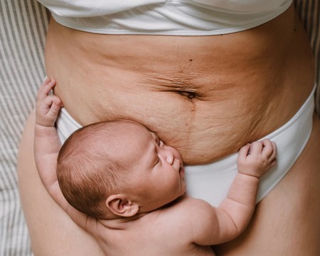 13 bonitas fotos de madres que rinden homenaje a los cuerpos postparto