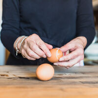 La fórmula mágica para quitar fácilmente la cáscara de los huevos cocidos. Solo necesitas un ingrediente de tu alacena