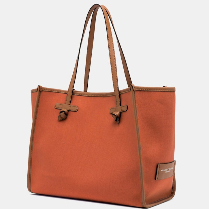 Gianni Chiarini
Bolso de hombro tamaño grande en lona incluye pochette en piel a juego.