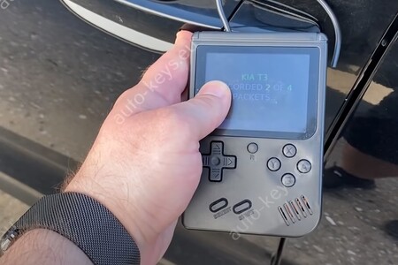 Esta 'Game Boy' de 23.000 euros no tiene el Tetris pero abre coches, y la han usado para robar cinco Mitsubishi Outlander