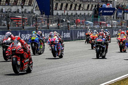 La precariedad llega a MotoGP: sobran pilotos, los sueldos se desploman y alguno advierte que "por ese dinero me quedo en mi casa"