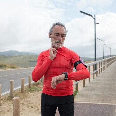 Salir a caminar está muy bien a partir de los 50, pero los expertos dicen que también deberías practicar este ejercicio