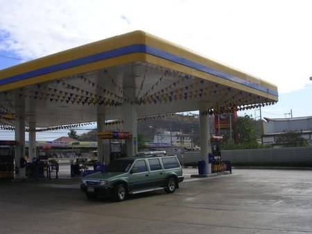 ¿Porqué las gasolineras y concesionarios están siempre juntos?