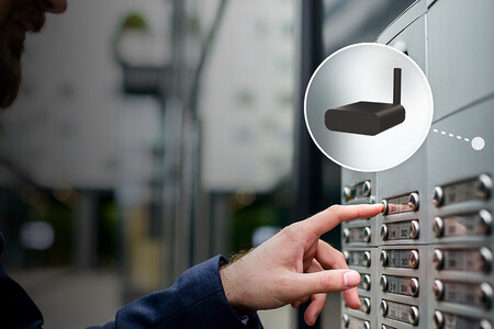 Este dispositivo de Nuki se esconde detrás del portero electrónico para controlar la entrada al bloque desde el móvil