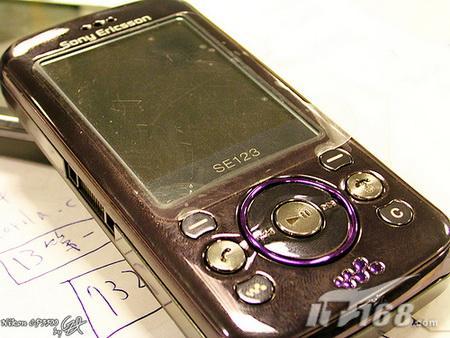 Sony Ericsson W395, el hermano Walkman del F305
