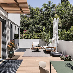 Esta casa contemporánea con terraza combina muebles de diseño con acabados exclusivos