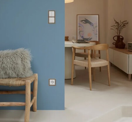 Interruptores y enchufes con acabado en madera.