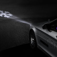 Los nuevos faros de Mercedes-Benz convierten el asfalto en tu cuadro de mensajes