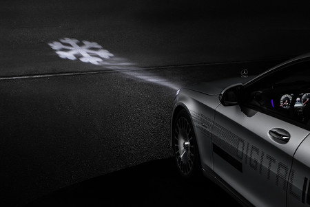 Los nuevos faros de Mercedes-Benz convierten el asfalto en tu cuadro de mensajes