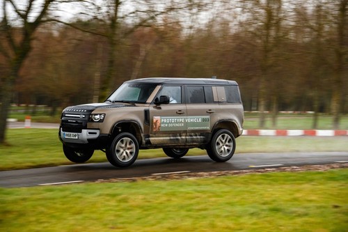 Ya hemos montado en el Land Rover Defender: un coche igual de todoterreno que salta cualitativamente sobre la carretera