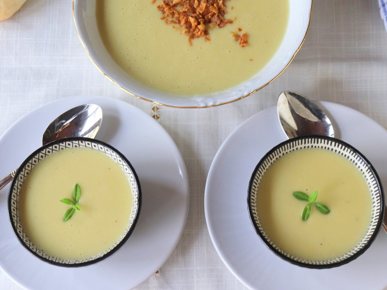 Plato de sopa cremosa de puerros y papas, receta clásica de Julia Child