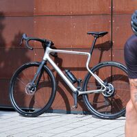 Esta bicicleta eléctrica para grava está impresa en 3D, tiene hasta 140 km de autonomía y cuesta 5.500 euros