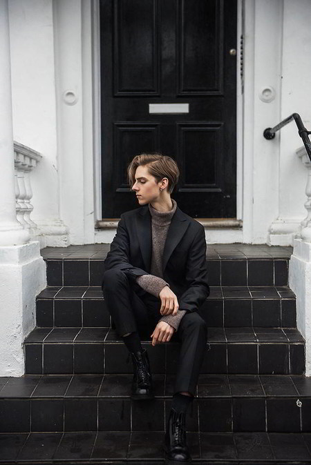 Este invierno, los bloggers adoptan el cuello alto bajo el abrigo como tendencia