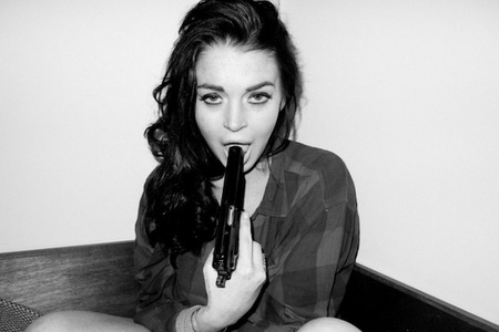Lindsay Lohan, a vueltas con la polémica (y una pistola) <em>one more time </em>