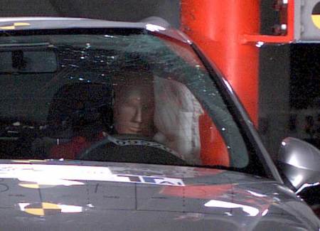 Prueba de choque lateral contra un poste del Seat Exeo