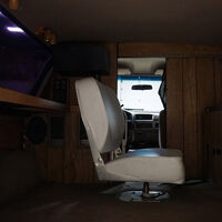 Si te flipan las películas de espías, ojo: este Ford Bronco de vigilancia que usó el gobierno de Estados Unidos puede ser tuyo