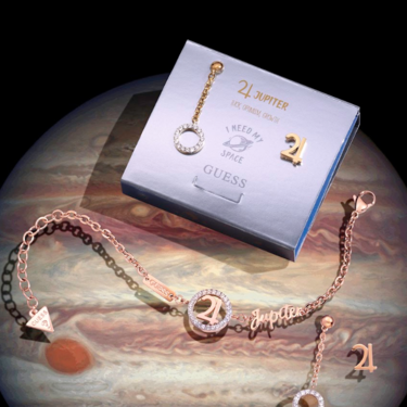 Joyitas espaciales hay muchas, pero las de la nueva colección de Guess dedicada a los planetas y a los signos del zodiaco son una maravilla (y están muy bien de precio) 