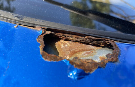 Un Toyota Supra Turbo de 1993 viejo y oxidado, a subasta