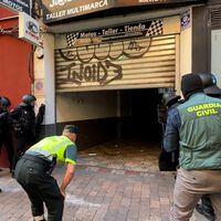 Cientos de motos despiezadas, 16 detenidos y un Porsche en la puerta. Así se ha desarticulado una banda que traficaba con motos en Madrid 