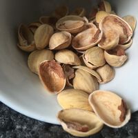 Antes tiraba las cáscaras de pistacho, pero ahora me he dado cuenta de que son un tesoro para mis plantas 