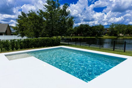 Los Expertos En Piscinas Coinciden Para Que El Agua Se Vea Mas Natural Y La Piscina No Parezca Un Anadido Los Azulejos Deben Elegirse En Coherencia Con Los Materiales Colores Y Estilo De La Casa