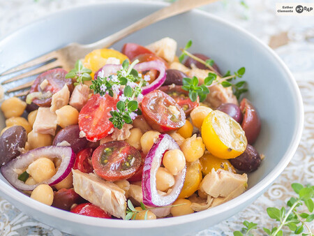 Ensalada de garbanzos con tomate y ventresca de atún