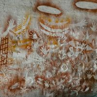Hace más de 14,000 años, un grupo de personas y un perro cruzaron una cueva a oscuras. No usaron antorchas: se alumbraron con ramitas de pino 
