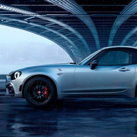 Abarth 124 Spider GT y Abarth 695 Rivale, dos escorpiones de punta en blanco para Ginebra