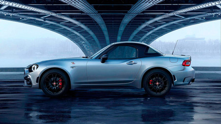 Abarth 124 Spider GT y Abarth 695 Rivale, dos escorpiones de punta en blanco para Ginebra