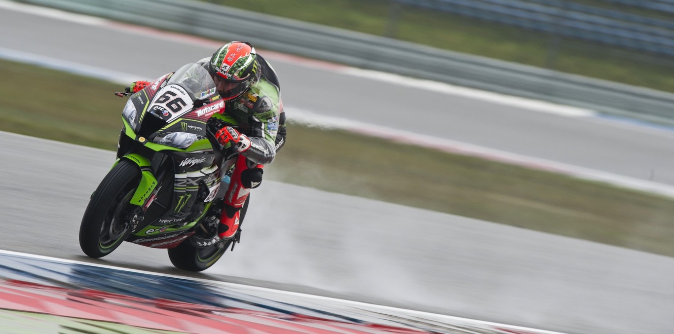 Tercera pole position de Tom Sykes en un día donde el show lo puso Lucas Mahias