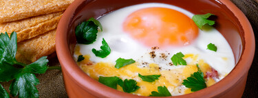 Huevos al plato, una elaboración ideal para la cena: técnica básica y cinco recetas para cocinar en casa