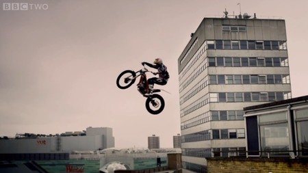 Moto de trial Vs Parkour ¿quién ganará?