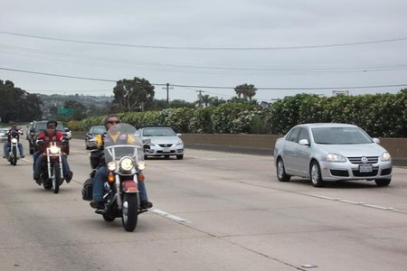 Activista contra el casco cae y muere en una manifestación
