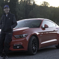 Lennart Ribring es fan de su Ford Mustang GT, lo conduce por Suecia y tiene... ¡97 años!