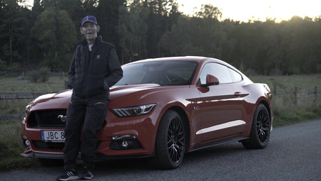 Lennart Ribring es fan de su Ford Mustang GT, lo conduce por Suecia y tiene... ¡97 años!