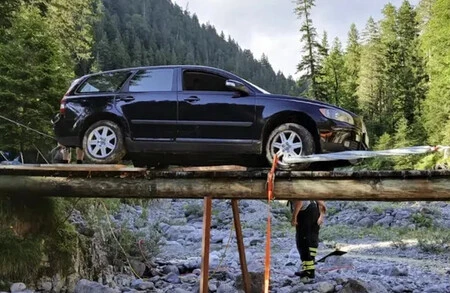Coche Alpes Atrapado