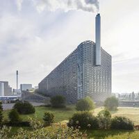 Visitamos la planta de reciclaje que alimenta miles de hogares al año en Copenhague con energía limpia ¡y tiene pista de esquí!