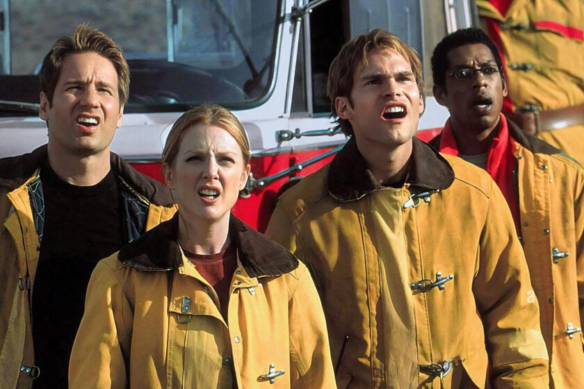 Ni una estrella de Expediente X pudo salvar este fiasco de ciencia ficción, pero fue el mejor anuncio de un champú anticaspa que he visto