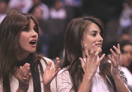 Penélope Cruz y Goya Toledo se lo pasan pipa en el baloncesto