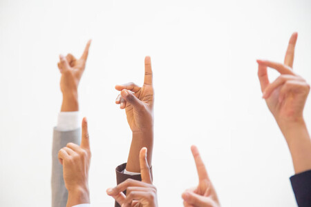 Gente levantando la mano para preguntar, porque los superpronosticadores las hacen siempre