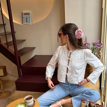 Novedad en Sfera: la blusa blanca bordada con volantes que llevaremos con pantalones de rayas o faldas de lino 