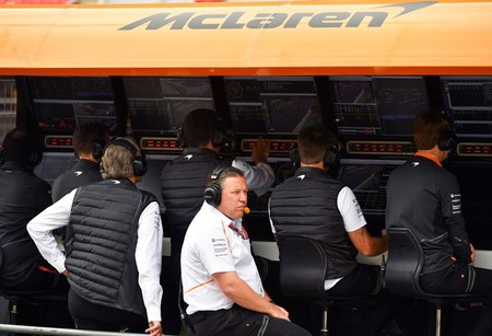 Zak Brown busca equipo en la Indycar para McLaren y un comodín para retener a Fernando Alonso
