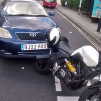 ¿Eso es un Corolla con hambre? No, son un coche y una moto con dos imbéciles a los mandos