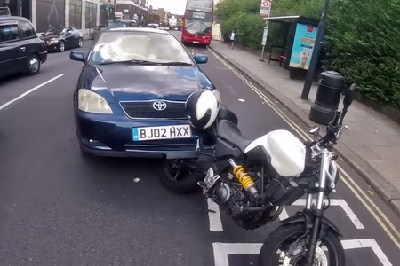 ¿Eso es un Corolla con hambre? No, son un coche y una moto con dos imbéciles a los mandos