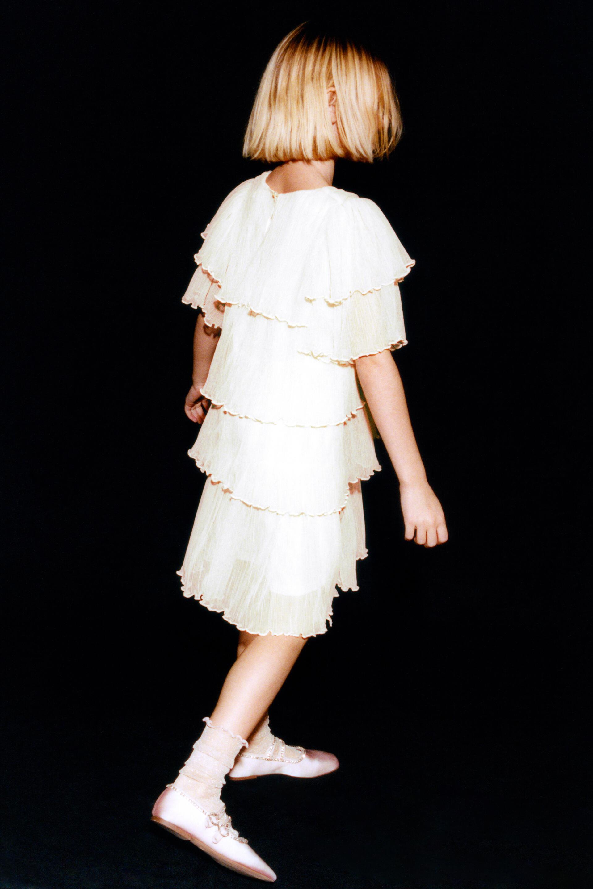 Vestido de tul cuello redondo y manga corta.