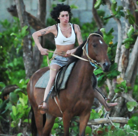 Amy Winehouse vuelve al Caribe y la lía parda