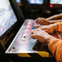 Bogotá revive la nostalgia gamer con torneo EA Sports FC 25 y nueva zona retro en el corazón de la ciudad 