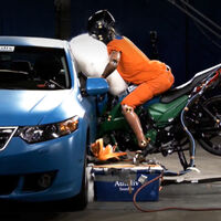 El último invento surrealista que quieren meter en tu próxima moto: un airbag que literalmente te abraza 