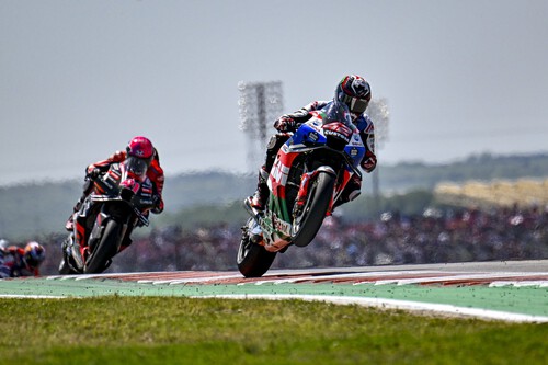 ¡Histórico! Álex Rins se estrena con Honda tras la enésima metedura de pata de Pecco Bagnaia en Austin