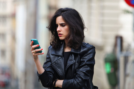 "Lo peor es que te acostumbras": algunos comentarios e insultos que tienen que aguantar las mujeres en redes sociales
